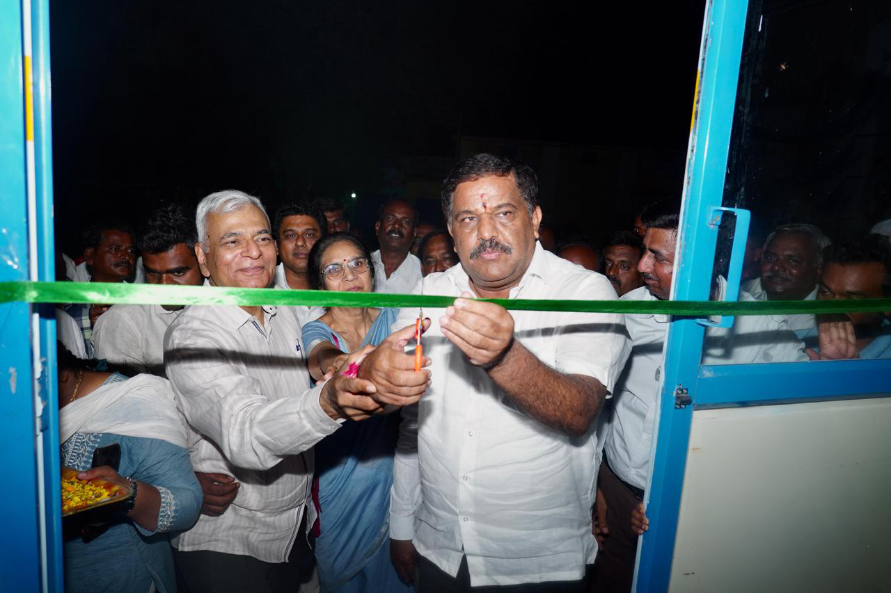Shri S N Subbareddy, MLA, Bagepalli (Chikkaballapur), Karnataka inaugurating Bayer and Safe Water Network's iJal station in Chikkaballapur
